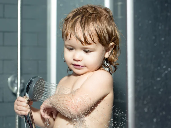 Kleiner Junge unter der Dusche — Stockfoto