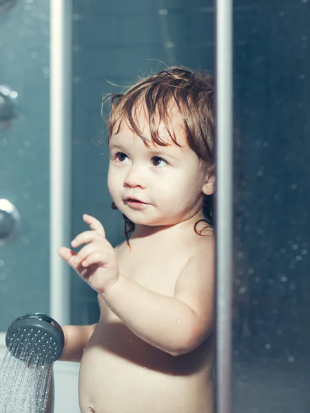 Liten pojke i dusch — Stockfoto