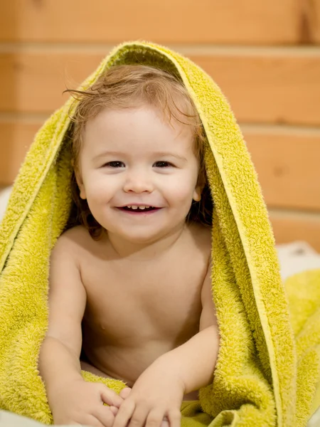 Menino pequeno em toalha — Fotografia de Stock