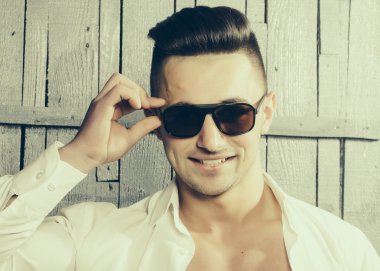 Şık erkek güneş gözlüğü