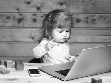 Bilgisayar ve telefon ile küçük çocuk