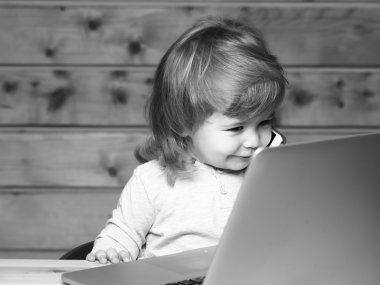 Telefon ve bilgisayar çocuk