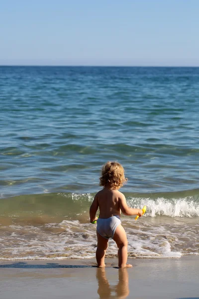 海の水の小さな男の子 — ストック写真