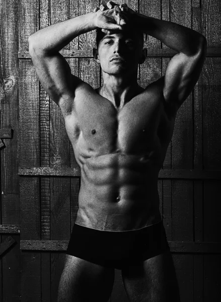 Attraente affascinante atleta muscolare uomo — Foto Stock