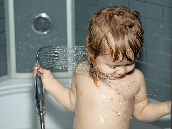 Petit garçon dans la douche — Photo