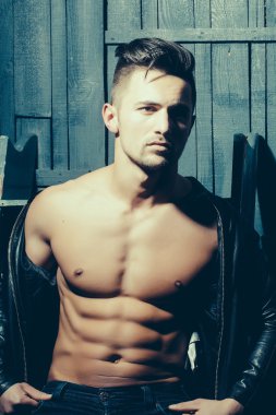 Şehvetli şık genç adam