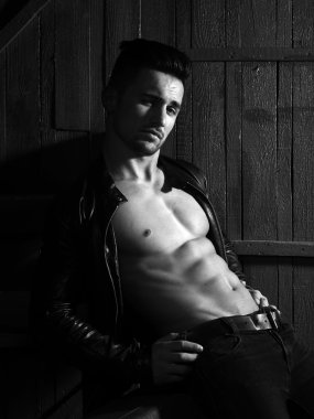 Şık erkek takım elbise çantası ile birlikte