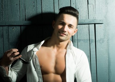 Şık erkek güneş gözlüğü