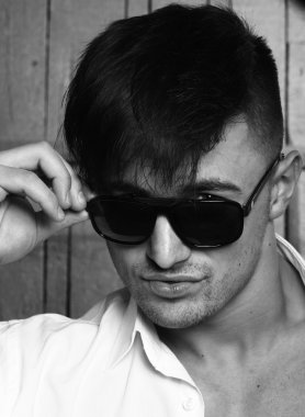 Şık erkek güneş gözlüğü