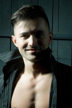 Şık seksi genç adam