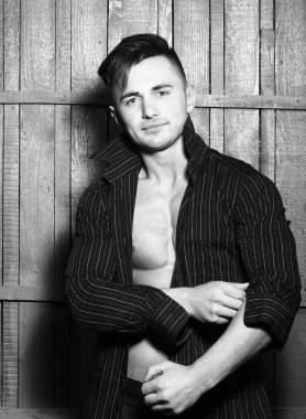 Şık seksi genç adam