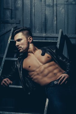 adam çıplak gövde ile