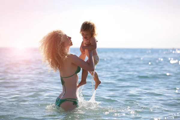 Mujer en bikini con niño — Foto de Stock