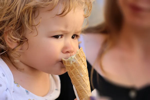 Bambino ragazzo mangiare gelato — Foto Stock