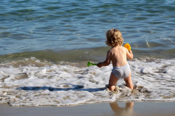 Kleiner Junge im Meerwasser — Stockfoto