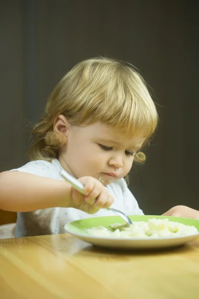 Küçük çocuk yulaf lapası yemek — Stok fotoğraf