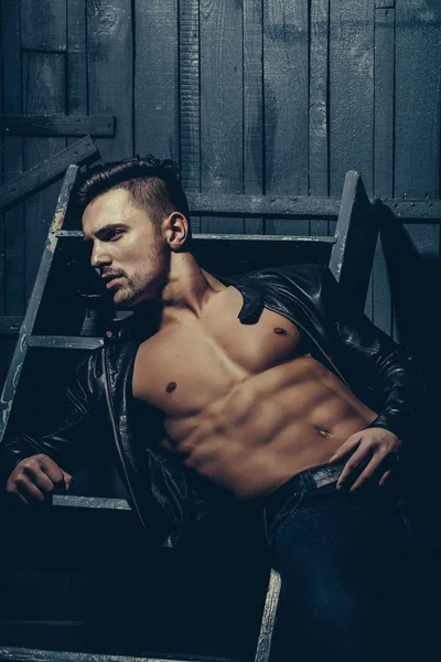 adam çıplak gövde ile