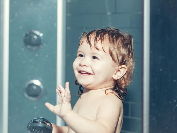 Small baby boy in shower — Stockfoto