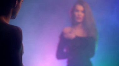 Güzel kız soyunma omuz bir adamı baştan çıkarmaya