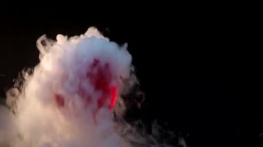 siyah bir arka plan beyaz duman ile şarap cam alkollü içecek