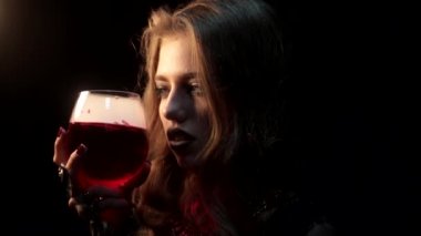 gizemli içecek bir bardak ile çekici kız