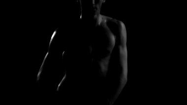 Çağdaş hareketleri yapma seksi gövde ile çıplak yakışıklı