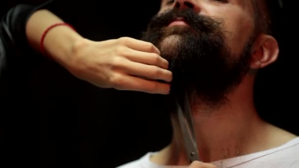 Le mani delle donne sono tagliate barba uomo attraente — Video Stock