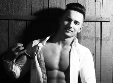 Şık erkek güneş gözlüğü