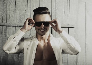 Şık erkek güneş gözlüğü