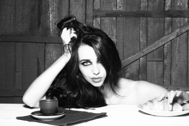 Şehvetli kadın yemek