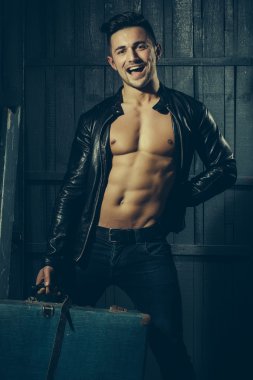 Takım elbise çantası ile birlikte gülümseyen adam