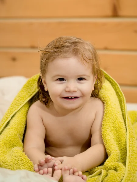 Niño pequeño en toalla —  Fotos de Stock