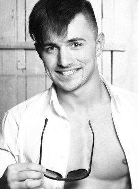 Şık erkek güneş gözlüğü