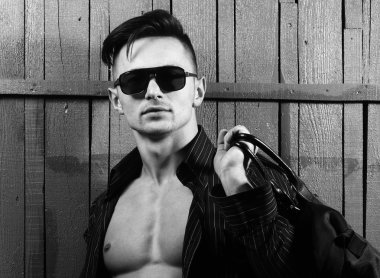 Çanta ve güneş gözlüklü adam