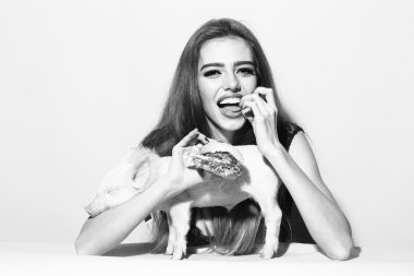 Burger ve pigglet kadın ile