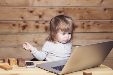 Bilgisayar ve telefon ile küçük çocuk