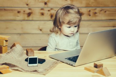 Bilgisayar ve telefon ile küçük çocuk