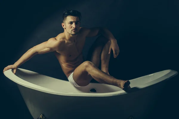 Hombre en la bañera — Foto de Stock