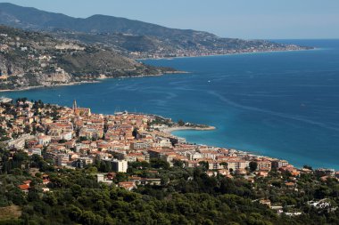 Şehre karşı yüksek dağlar