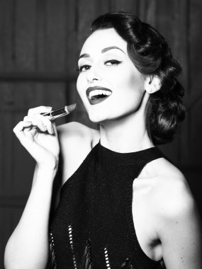 Lipgloss olan retro kadın