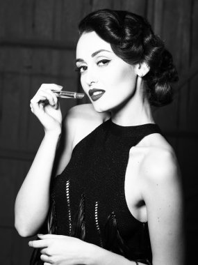 Lipgloss olan retro kadın