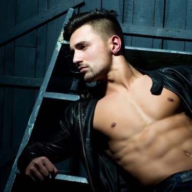 adam çıplak gövde ile