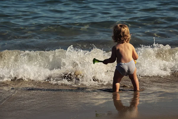 Niño pequeño en agua de mar —  Fotos de Stock