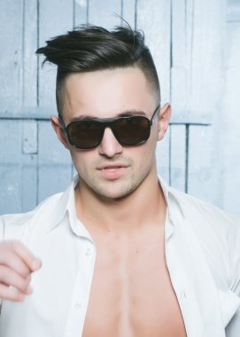 Şık erkek güneş gözlüğü