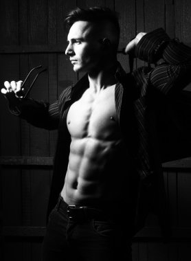 Çanta ve güneş gözlüklü adam