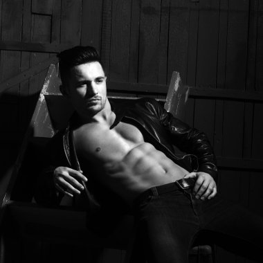 adam çıplak gövde ile