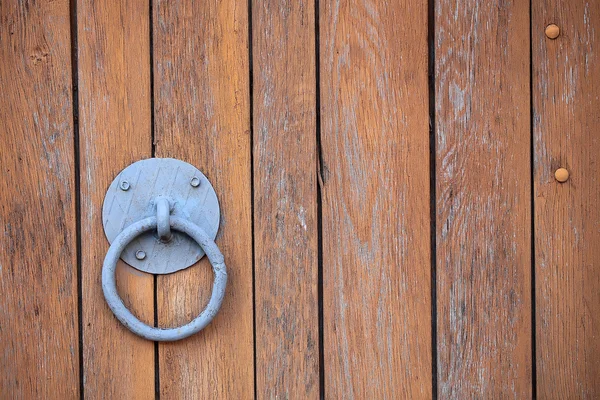 Door knocker on gate door — Stock Photo, Image