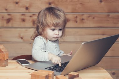 Bilgisayar ve telefon ile küçük çocuk