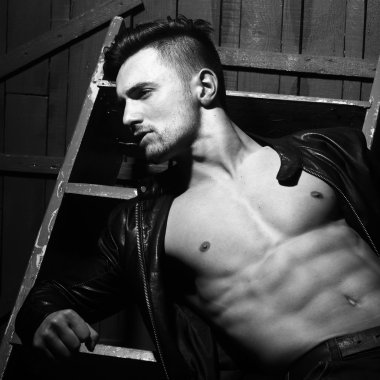 adam çıplak gövde ile