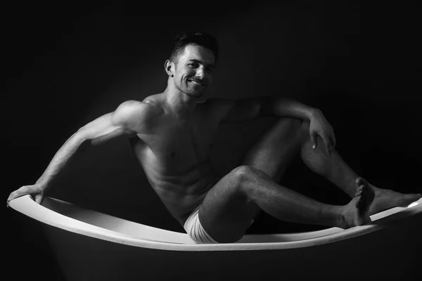Hombre en la bañera — Foto de Stock
